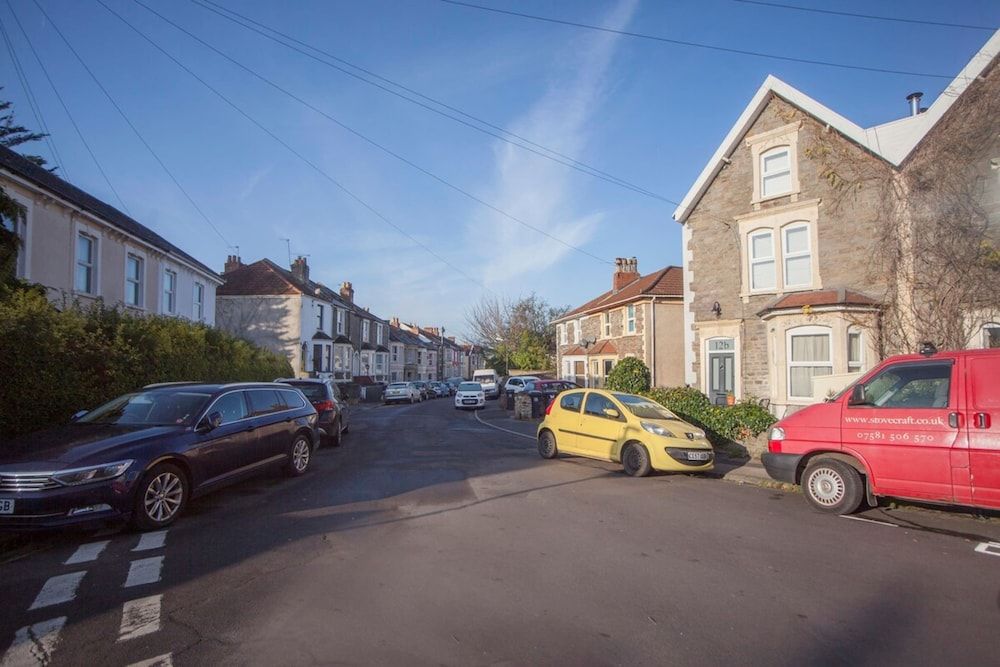 undefined Modern and Chic 2 Bedroom in Bristol 3