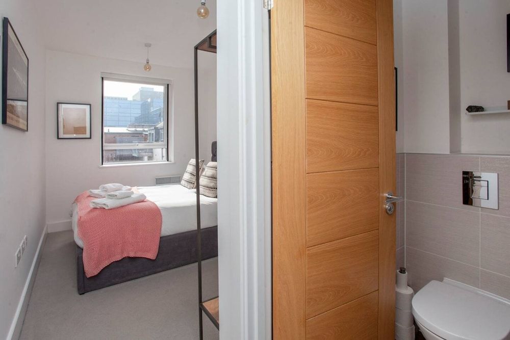 undefined Central Designer 2 Bedroom Apartment in Portland Square 9