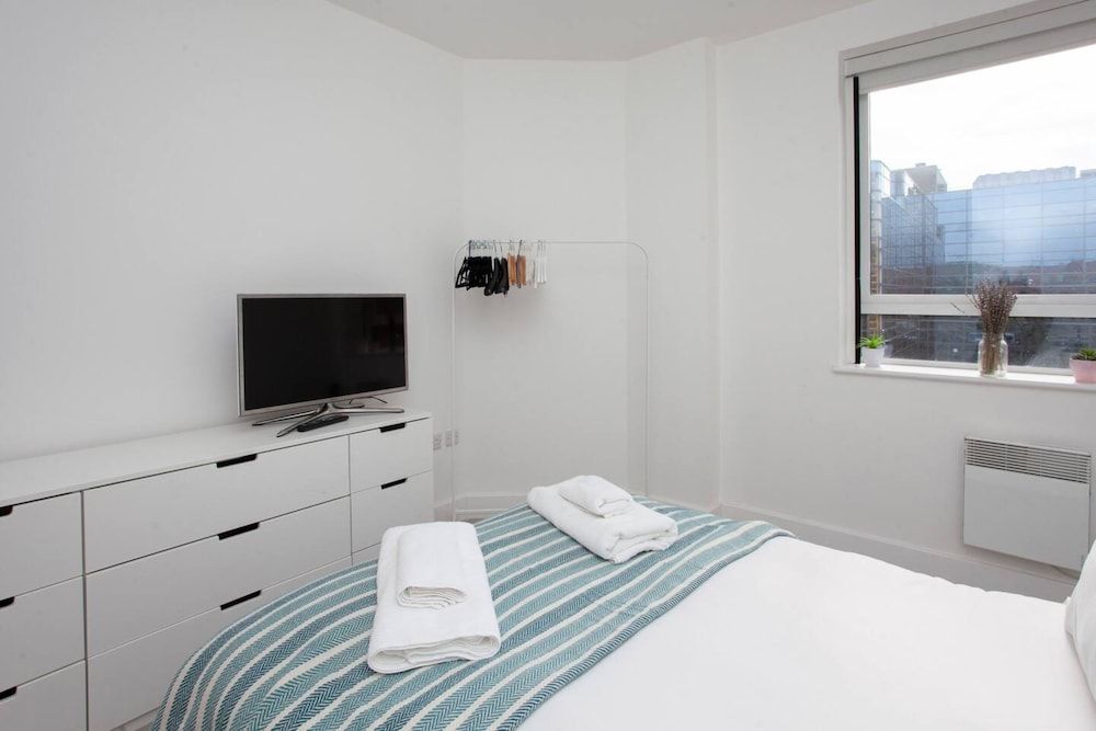 undefined Central Designer 2 Bedroom Apartment in Portland Square 5