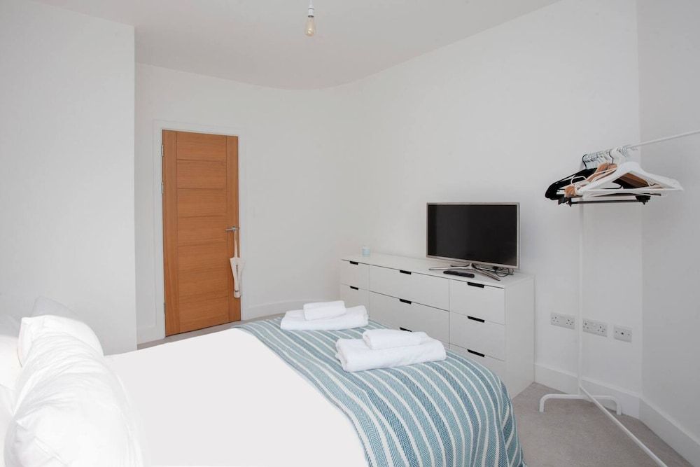 undefined Central Designer 2 Bedroom Apartment in Portland Square 7