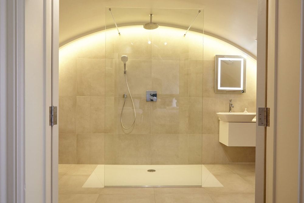 11 Redcliffe Parade Deluxe Apartment 13
