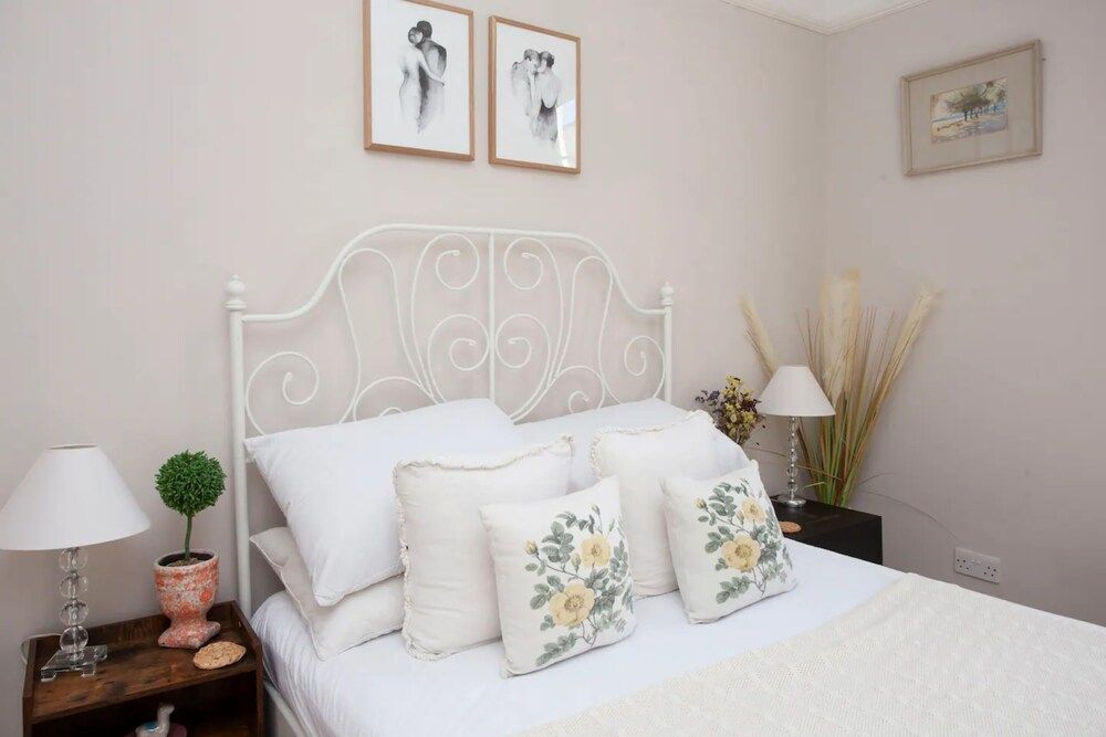 undefined Stylish and Bright 2 Bedroom Flat in Bristol 4