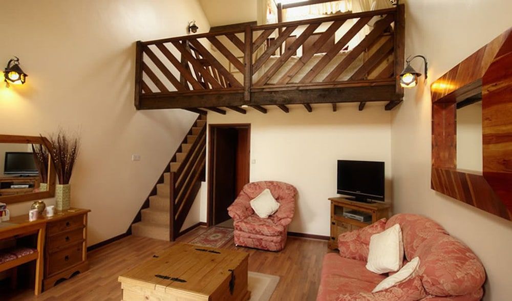 Milton's Country Lodge 4-Poster Cottage 3