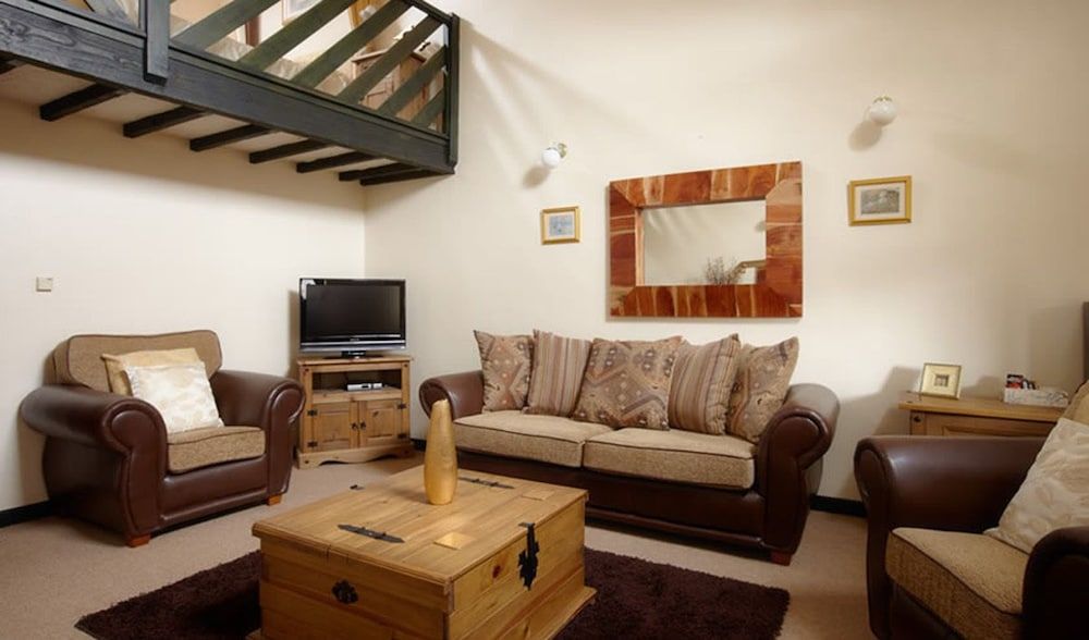 Milton's Country Lodge 4-Poster Cottage 4