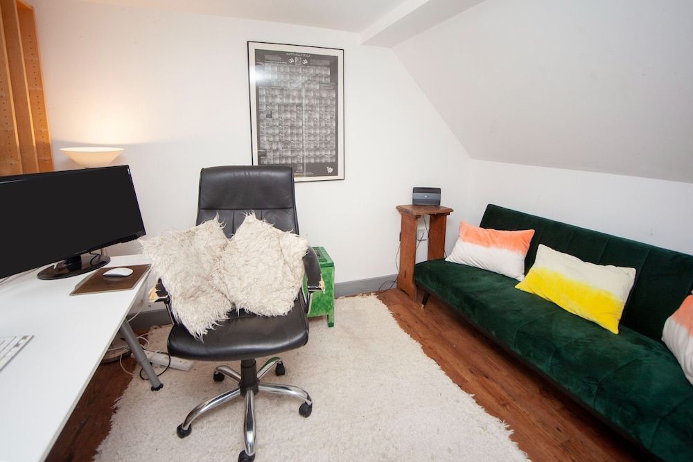 undefined Special 3 Bedroom Townhouse With Parking in Bristol 10