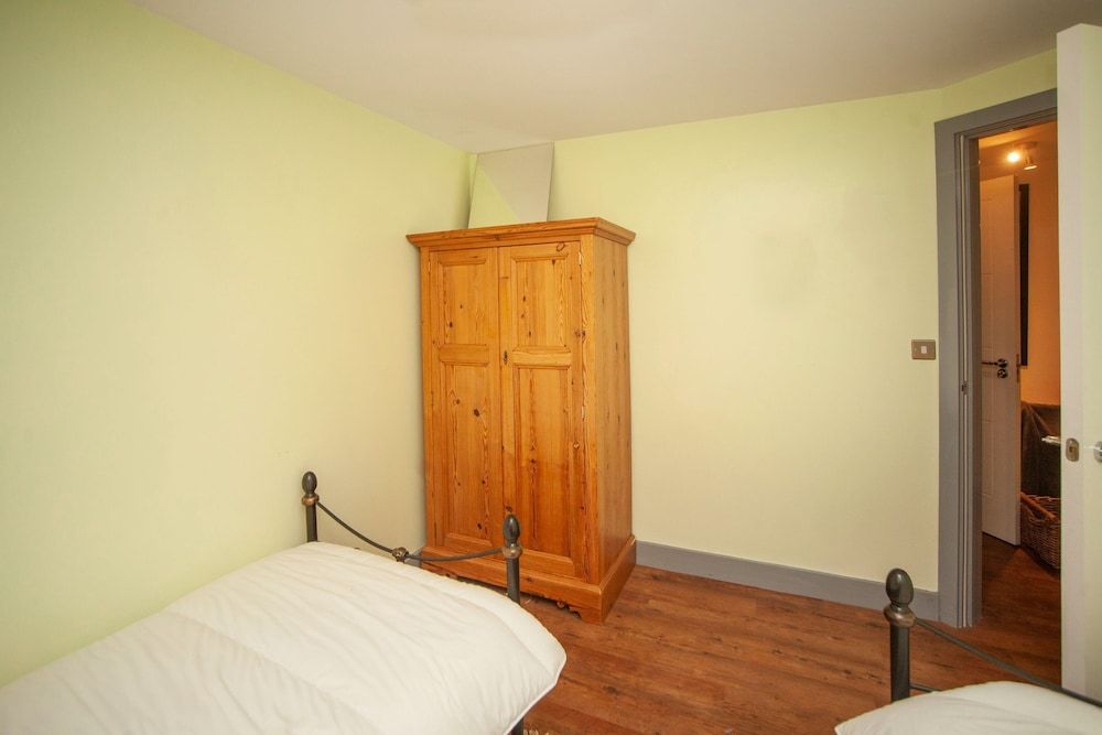 undefined Special 3 Bedroom Townhouse With Parking in Bristol 9