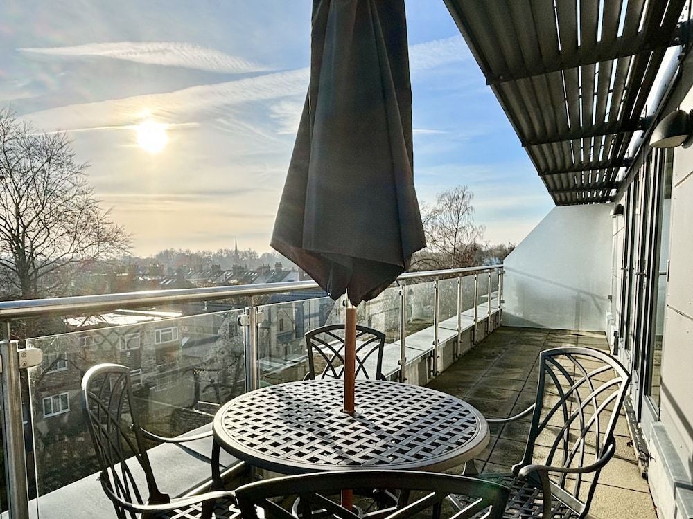 Your Space Apartments - The Hamilton's Luxury Penthouse, 2 Bedrooms, Balcony 5