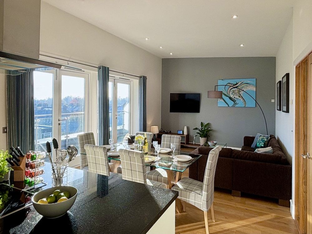 Your Space Apartments - The Hamilton's Luxury Penthouse, 2 Bedrooms, Balcony 13