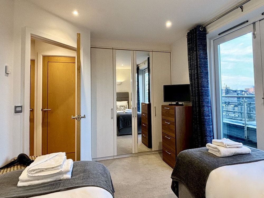 Your Space Apartments - The Hamilton's Luxury Penthouse, 2 Bedrooms, Balcony 11