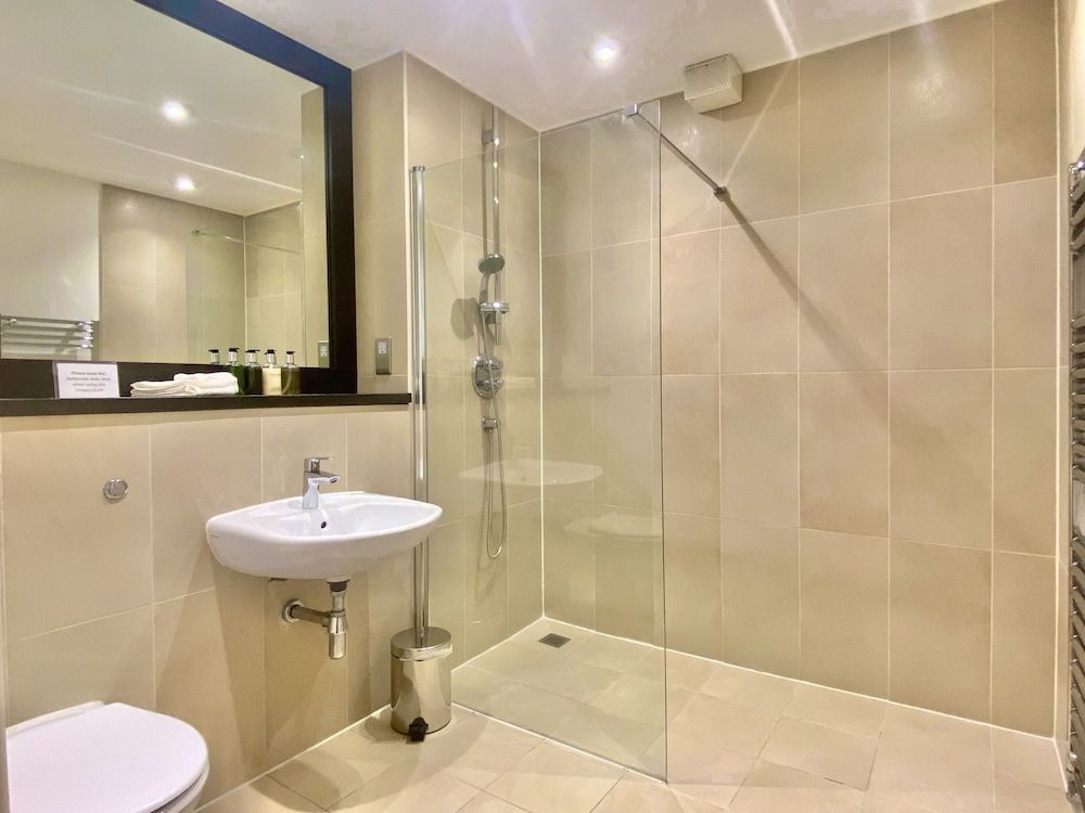 Your Space Apartments - The Hamilton's Executive Apartment, 1 Bedroom, Private Bathroom 3