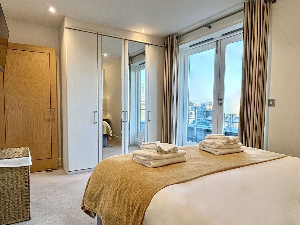 Your Space Apartments - The Hamilton's Luxury Penthouse, 2 Bedrooms, Balcony 10