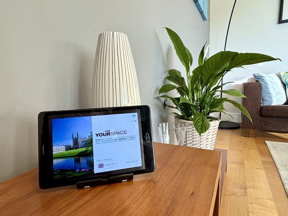 Your Space Apartments - The Hamilton's Luxury Penthouse, 2 Bedrooms, Balcony 16