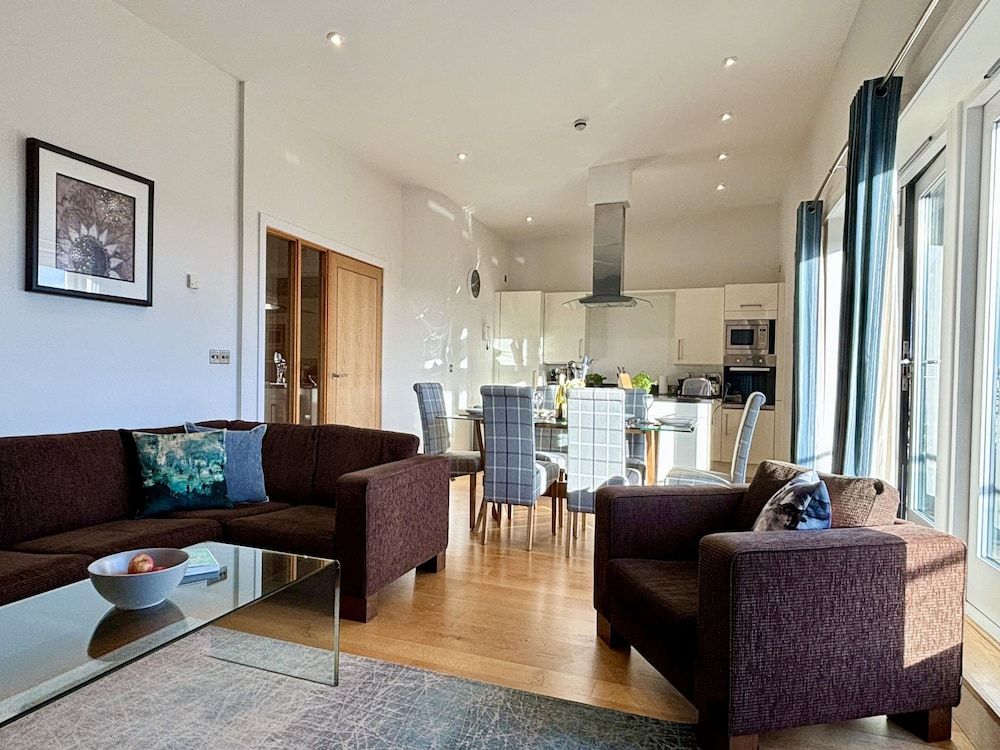 Your Space Apartments - The Hamilton's Luxury Penthouse, 2 Bedrooms, Balcony 12