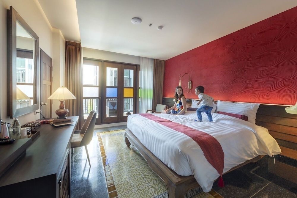 Deluxe Room, 1 King Bed, Pool View