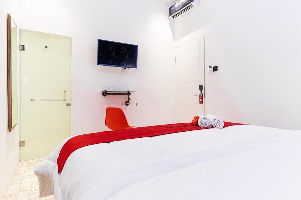 Double Room (RedDoorz)