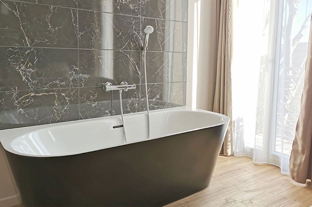 Appart Hotel Spa Perpignan Superior Apartment, Bathtub, Park View (Catana) 5