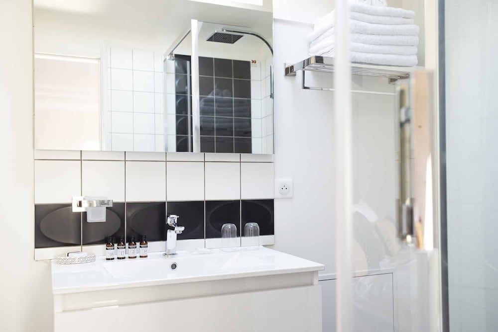 Quand la Ville Dort Superior Double Room, Private Bathroom, Canal View (Chambre 5) 8