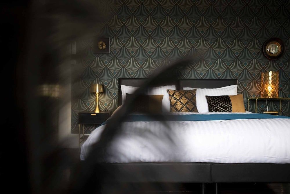 Quand la Ville Dort Superior Double Room, Private Bathroom, Canal View (Chambre 5) 3