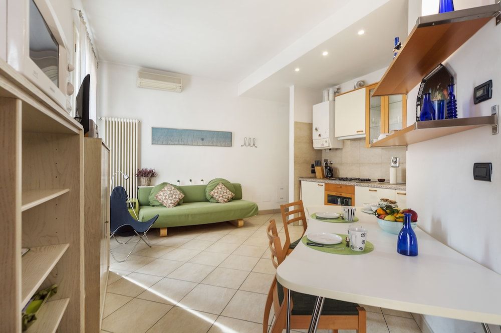 undefined University Fancy Green House 10