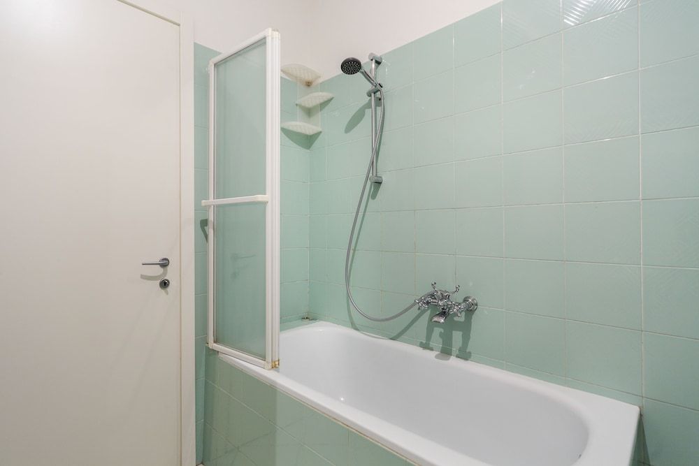 Deep Soaking Bathtub