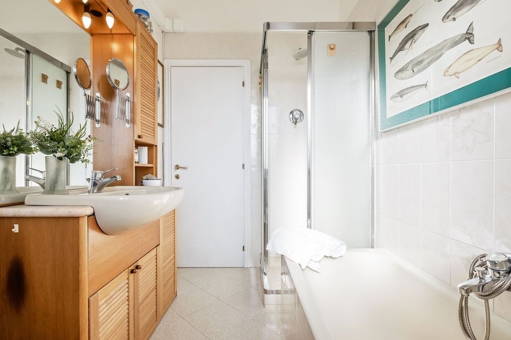 The House of Paintings Apartment, 2 Bedrooms 16