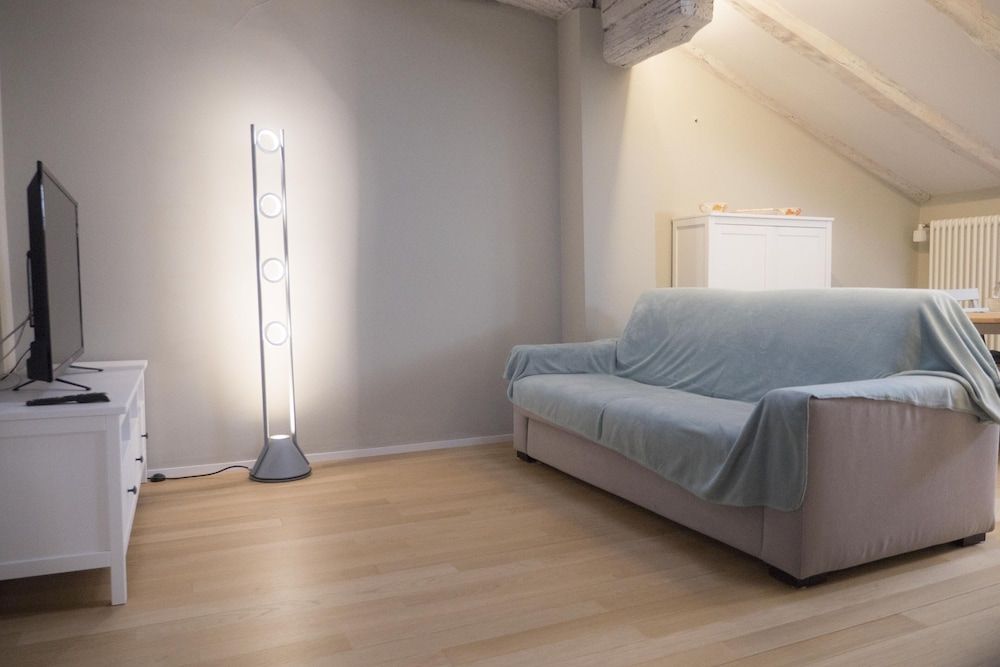 undefined Piazza dei Tribunali 8