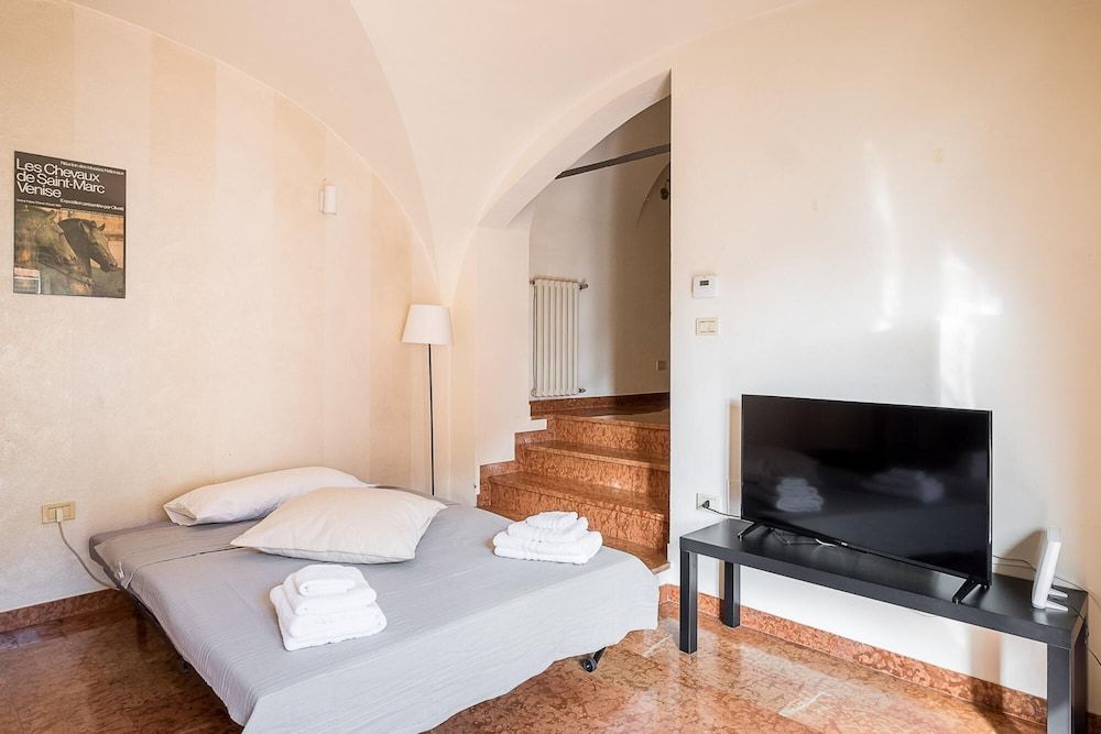 undefined Appartamento a due Passi Dalle Torri by Wonderful Italy 8