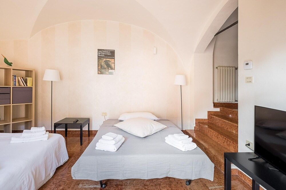 undefined Appartamento a due Passi Dalle Torri by Wonderful Italy 9