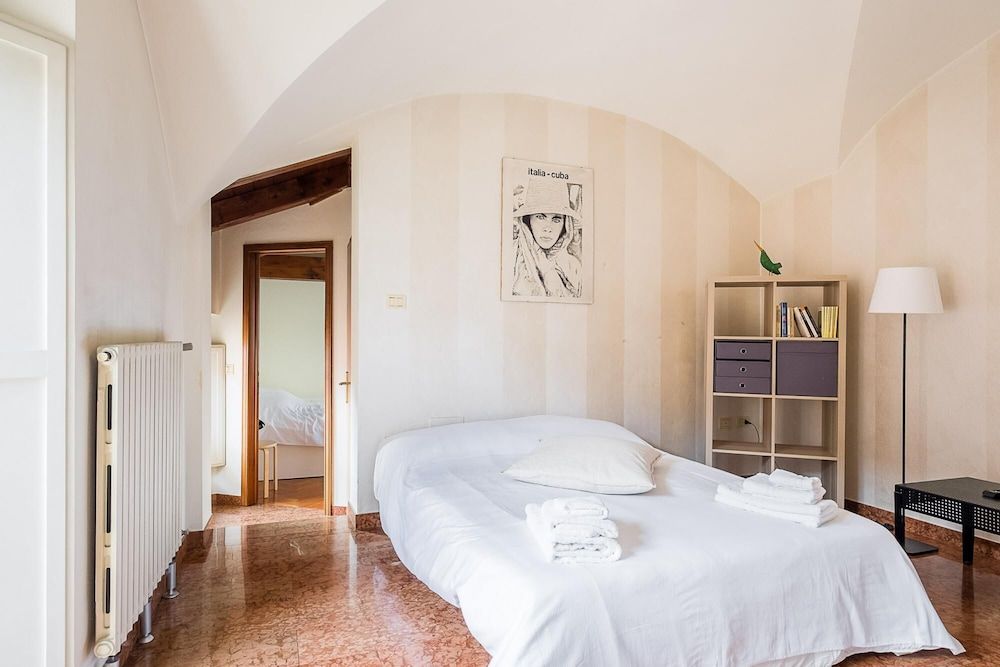 undefined Appartamento a due Passi Dalle Torri by Wonderful Italy 2