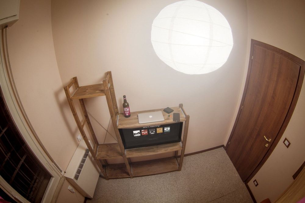 Guesthouse 4Roomz Basic Double Room, Shared Bathroom 6