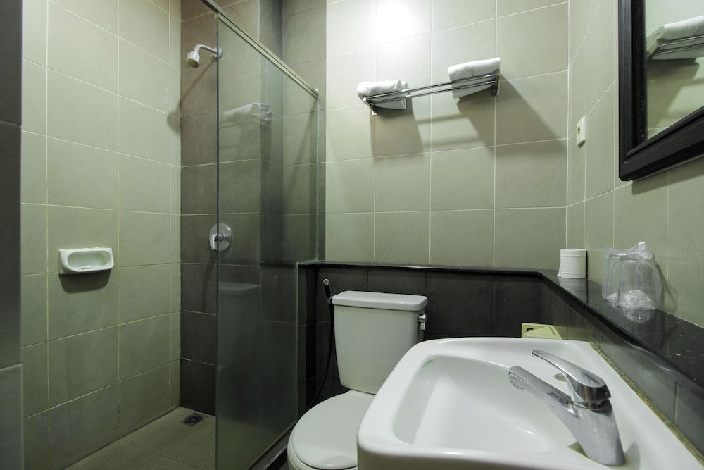 RedDoorz Plus near GBK Senayan Double Room 17