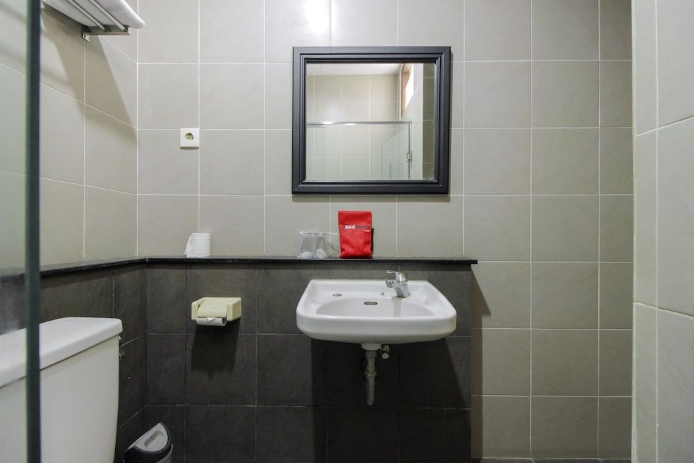 RedDoorz Plus near GBK Senayan Economy Room 4