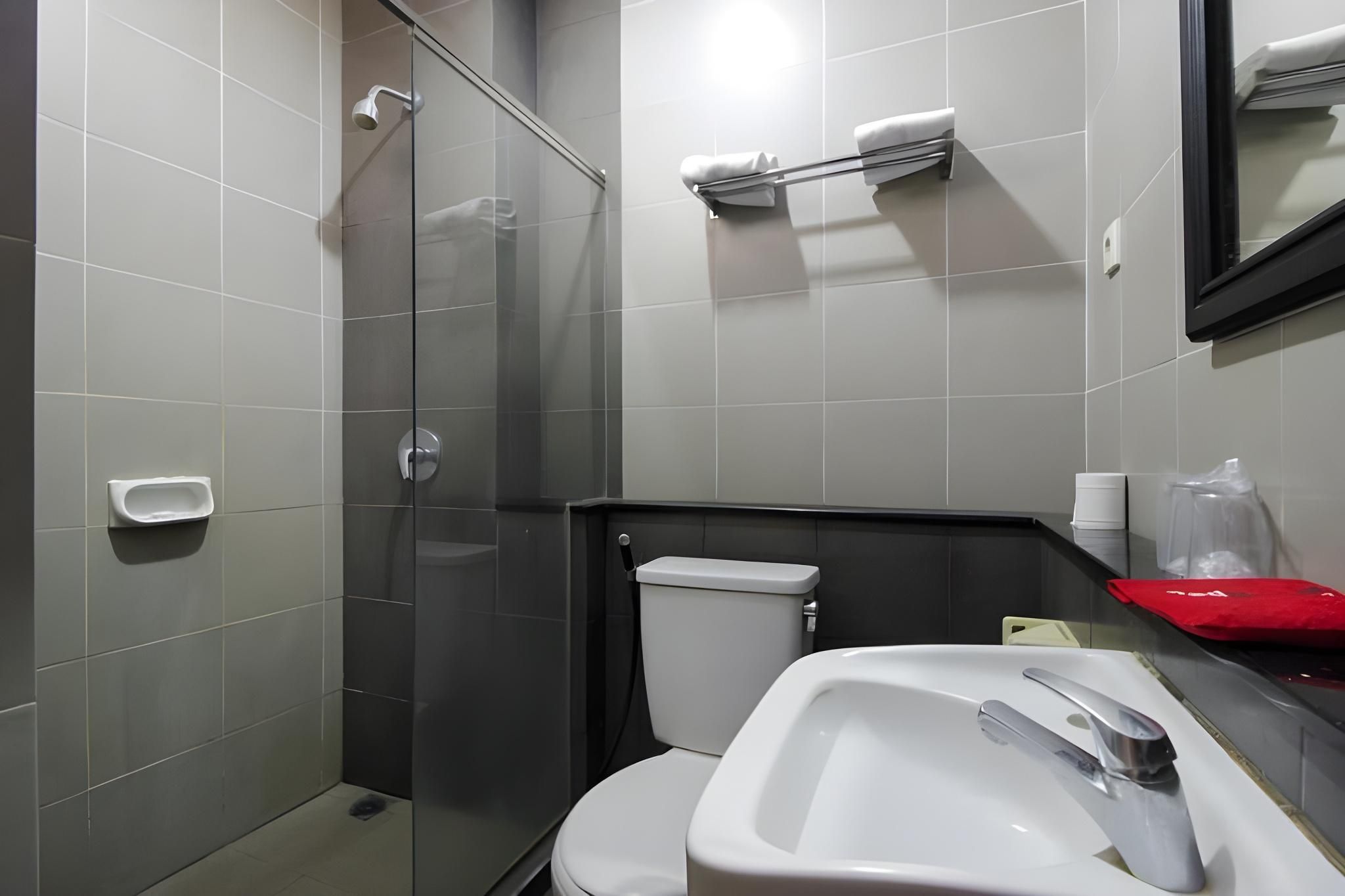 RedDoorz Plus @ Pitagiri GBK Senayan Twin Room 3