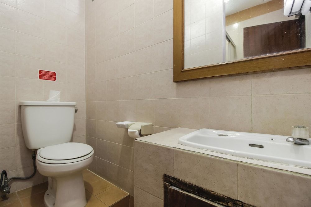 RedDoorz Plus near GBK Senayan Double Room 18