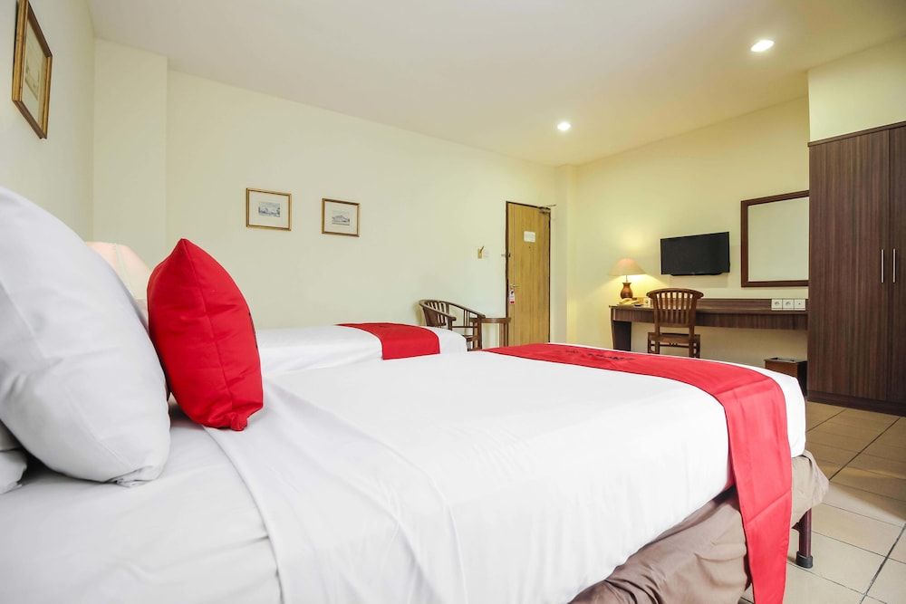 RedDoorz Plus near GBK Senayan Twin Room 2