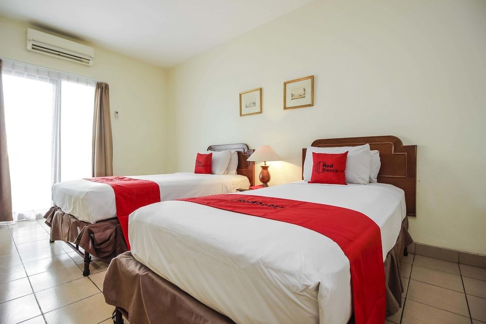 RedDoorz Plus near GBK Senayan Twin Room 3