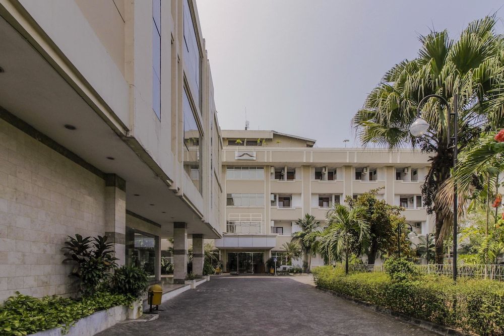 undefined RedDoorz Plus near GBK Senayan 8