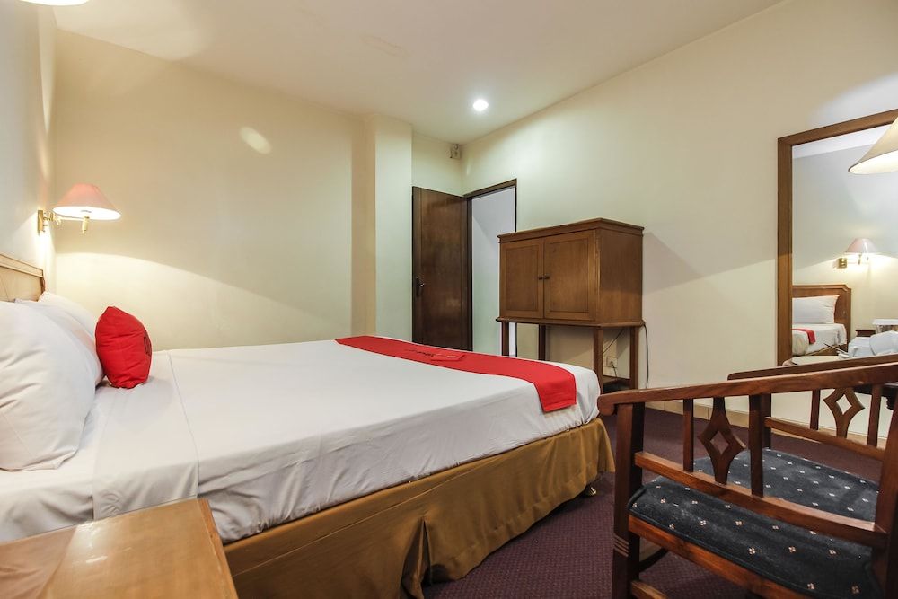 RedDoorz Plus near GBK Senayan Double Room 10