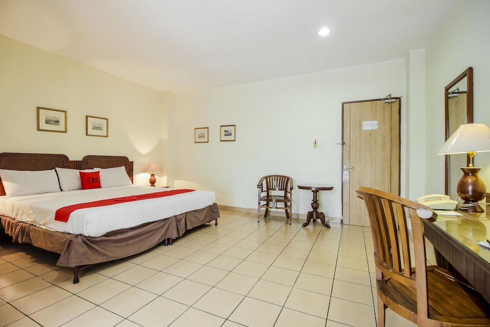 RedDoorz Plus near GBK Senayan Double Room 9