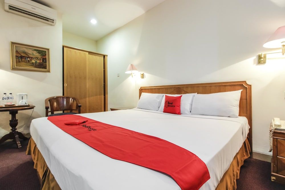 RedDoorz Plus near GBK Senayan Double Room 13
