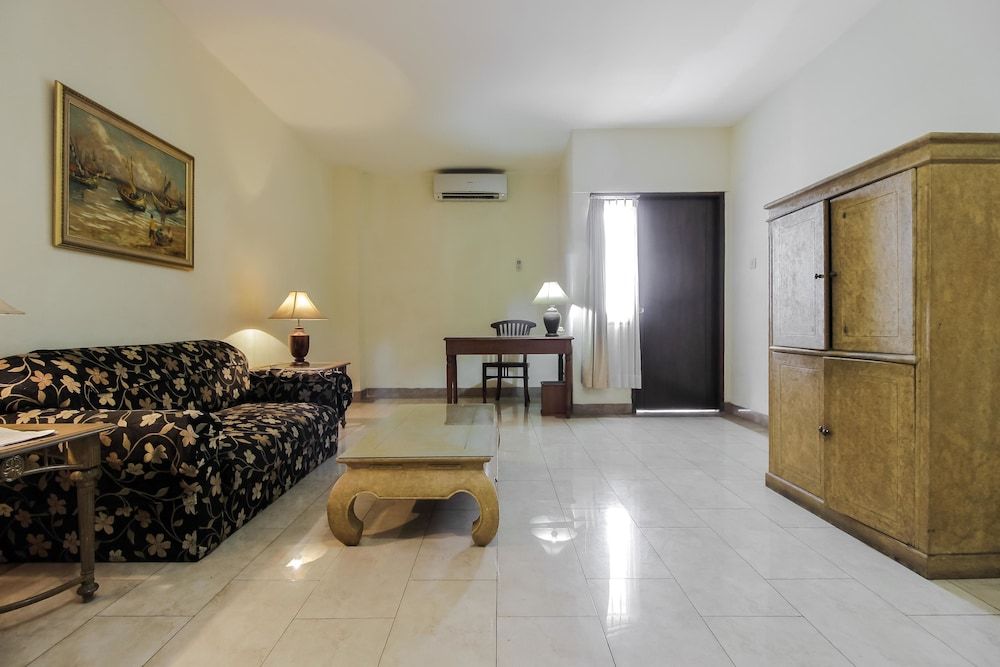 RedDoorz Plus near GBK Senayan Double Room 19