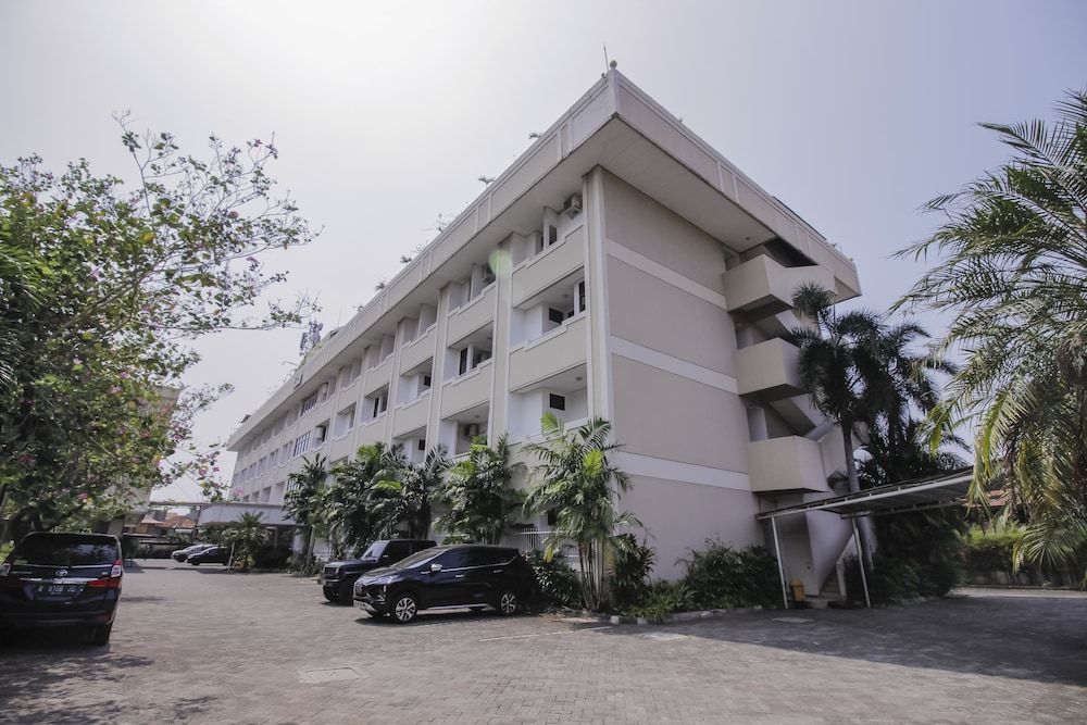 undefined RedDoorz Plus near GBK Senayan 6