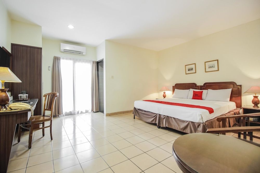 RedDoorz Plus near GBK Senayan Double Room 7