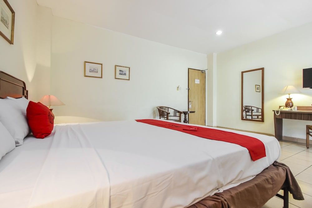 RedDoorz Plus near GBK Senayan Double Room 11
