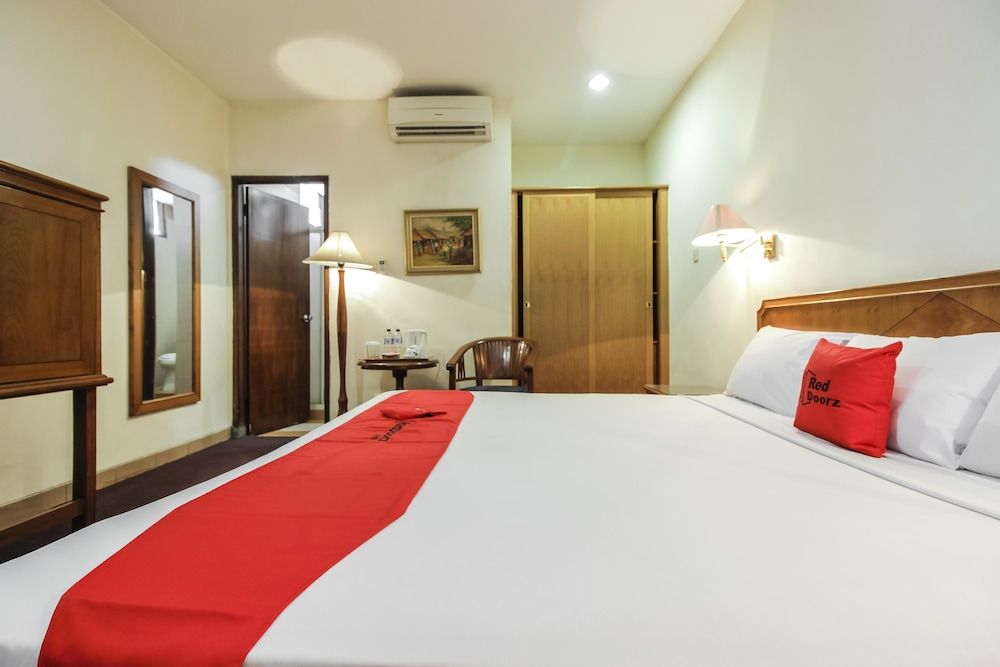 RedDoorz Plus near GBK Senayan Double Room 6