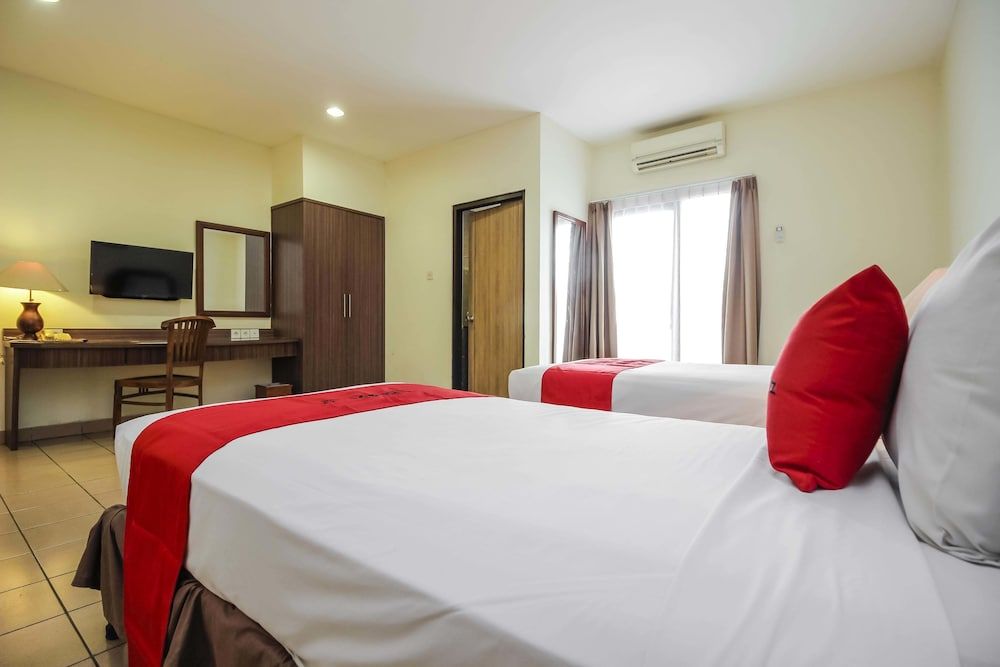 RedDoorz Plus near GBK Senayan Twin Room 6