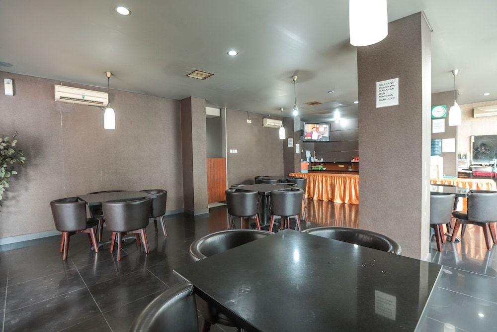 undefined OYO 180 Hotel Mirah 5