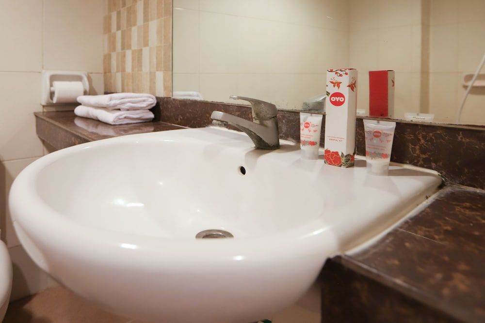 OYO 467 Penthouse Hotel Deluxe Twin Room, 2 Twin Beds, Non Smoking 5