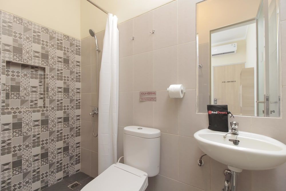 undefined RedDoorz near Soekarno Hatta Airport 10