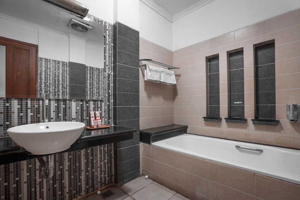 OYO 304 Griya Jogja Deluxe Double Room, 1 Double Bed 6